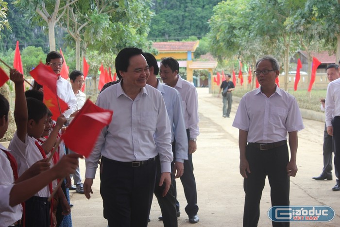Đoàn công tác của Bộ giáo dục đã đến thăm Tân Hóa.