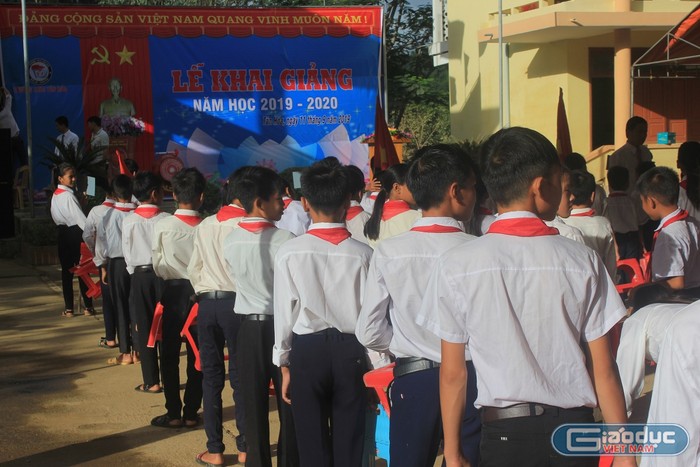 Học sinh trường trung học cơ sở Tân Hóa trong ngày khai giảng năm học mới.