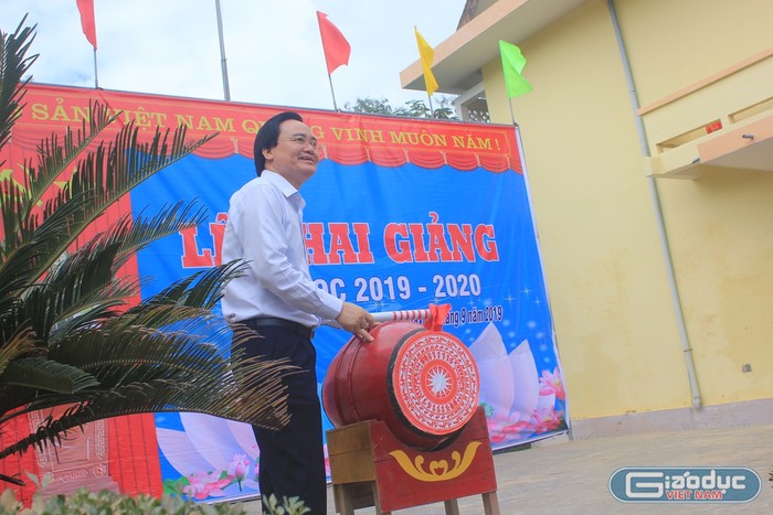 Bộ trưởng Phùng Xuân Nhạ đánh trống khai giảng năm học mới.