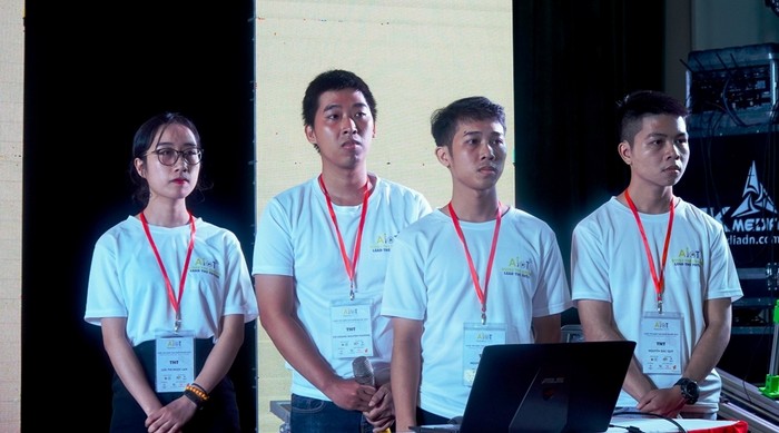 Các thành viên trong nhóm TNT gồm những sinh viên Trường Đại học Bách Khoa Đà Nẵng.