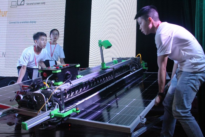 Các thành viên nhóm TNT chuẩn bị cho robot trình diễn khả năng lau chùi, vệ sinh và kiểm tra các hỏng hóc của pin mặt trời.
