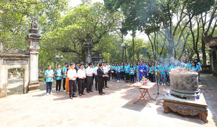 Các tân sinh viên tham gia lễ dâng hương báo công nhân dịp năm học mới. Ảnh: NT