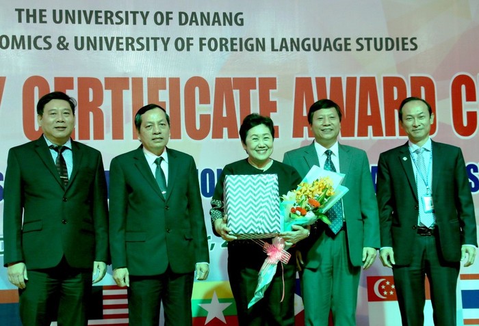 Đại học Đà Nẵng đón nhận chứng nhận đạt kiểm định chất lượng quốc tế cho ba chương trình đào tạo. Ảnh: AN