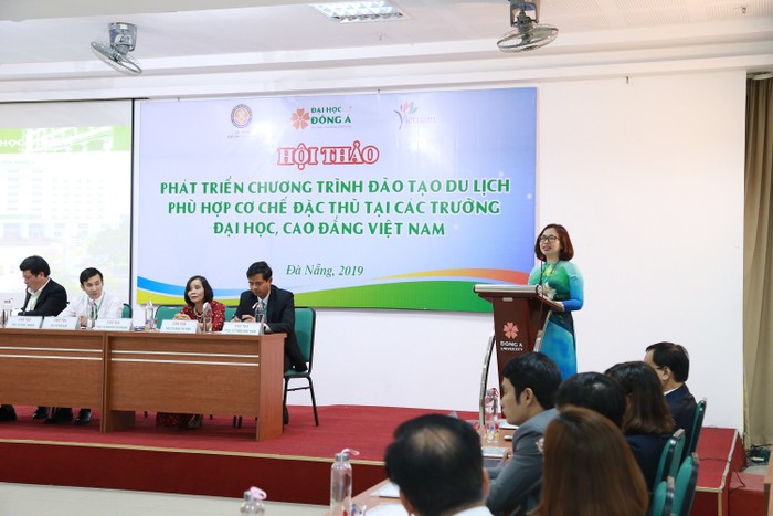 Phó Giáo sư Nguyễn Thị Nhung – Chủ nhiệm Câu lạc bộ khối đào tạo du lịch chia sẻ tại hội thảo.
