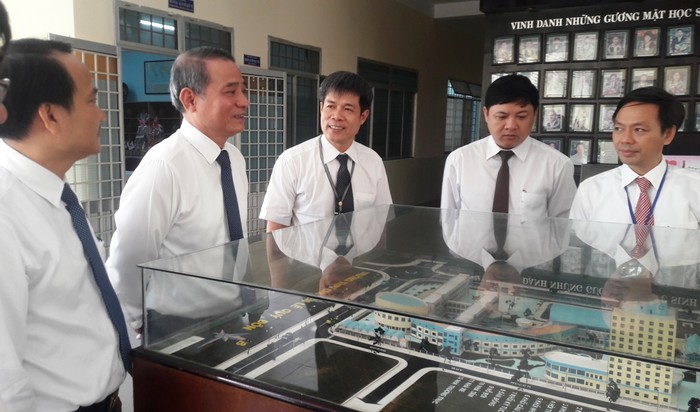 Ông Trương Quang Nghĩa - Bí thư Thành ủy Đà Nẵng trong một chuyến thăm và làm việc tại Trường trung học phổ thông chuyên Lê Qúy Đôn. Ảnh: TT