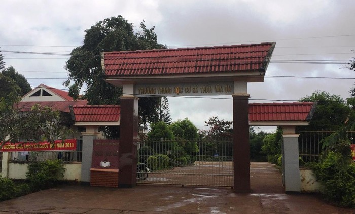 Nhiều sai phạm tại trường trung học cơ sở Trần Văn Ơn (huyện Krông Pắk, Đắk Lắk).