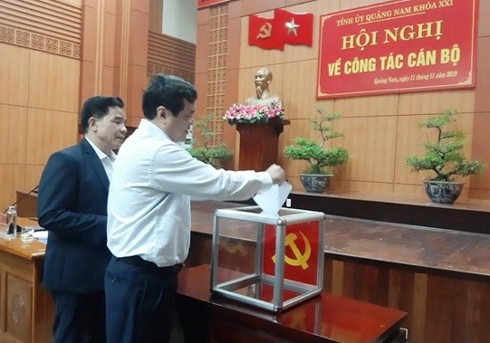 Các đại biểu bỏ phiếu bầu ông Lê Trí Thanh giữ chức Phó Bí thư Tỉnh ủy nhiệm kỳ 2015-2020. Ảnh: Baoquangnam.vn