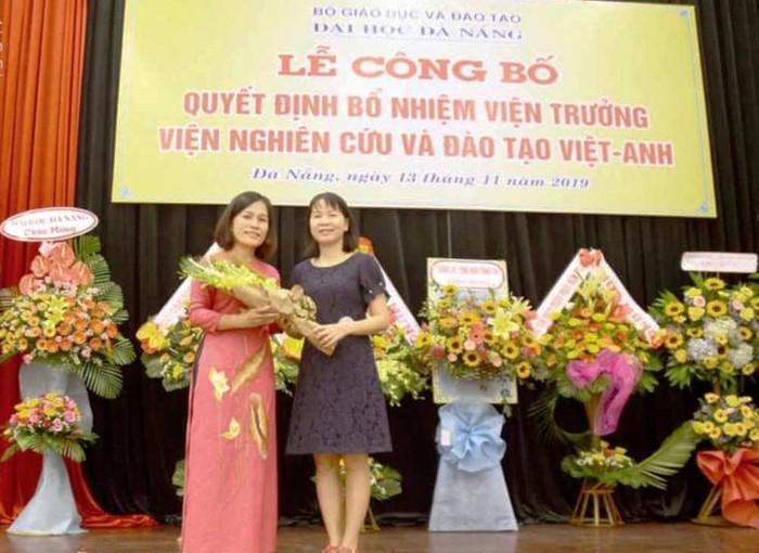 Tiến sĩ Nguyễn Thị Mỹ Hương (bìa trái) tại buổi công bố quyết định bổ nhiệm làm Viện trưởng Viện Nghiên cứu và Đào tạo Việt Anh. Ảnh: VNUK