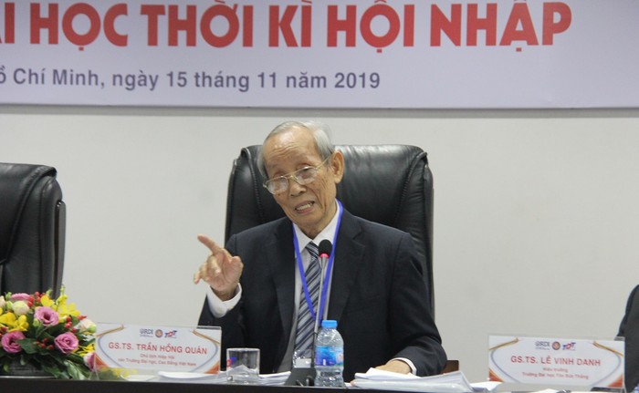 Giáo sư Trần Hồng Quân – Chủ tịch Hiệp hội các trường Đại học, Cao đẳng Việt Nam chia sẻ tại hội thảo. Ảnh: TT