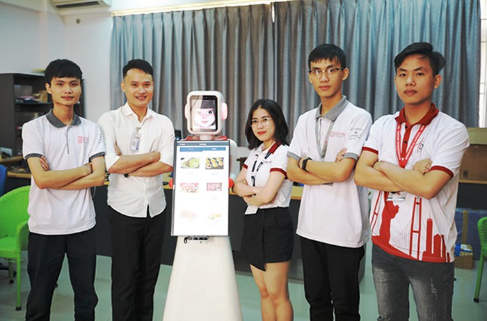 Nhóm sinh viên cùng sản phẩm robot thông minh. Ảnh: TH