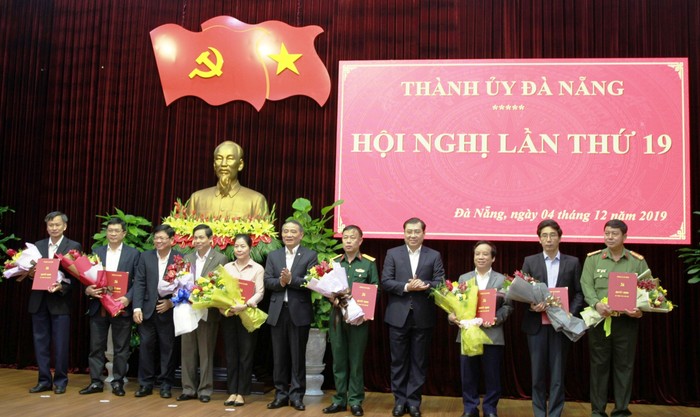 Tám người được Ban Bí thư chuẩn y tham gia làm Ủy viên Ban chấp hành Đảng bộ thành phố Đà Nẵng nhiệm kỳ 2015-2020. Ảnh: AN