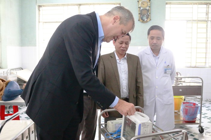 Trao thiết bị y tế cho Trung tâm y tế huyện Duy Xuyên (Quảng Nam). Ảnh: AN