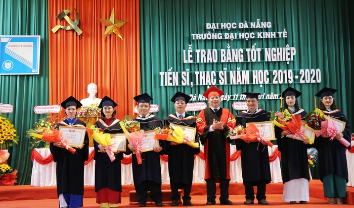 Trường Đại học Kinh tế Đà Nẵng trao bằng tốt nghiệp cho các tân Tiến sĩ, tân Thạc sĩ năm 2020. Ảnh: AN