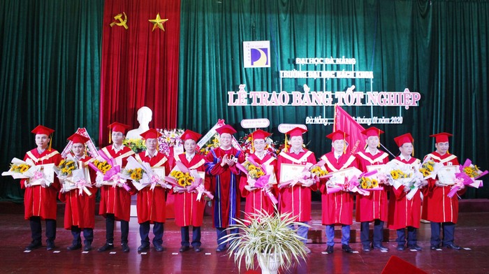 Trường Đại học Bách khoa Đà Nẵng trao bằng tốt nghiệp cho hơn 1.300 tân Cử nhân, Kỹ sư... Ảnh: AN