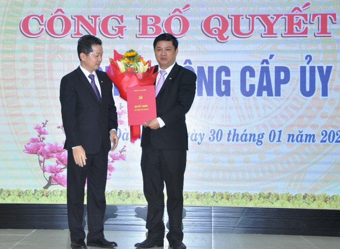 Ông Lương Nguyễn Minh Triết (ảnh phải) được điều động giữ chức vụ Bí thư quận ủy Hải Châu. Ảnh: AN
