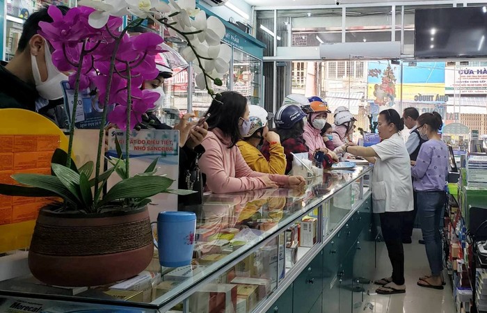 Học sinh Đà Nẵng được nghỉ học từ ngày 3/2 đến hết ngày 9/2. (Trong ảnh: Người dân Đà Nẵng mua khẩu trang y tế để phòng dịch). Ảnh: Tấn Tài.