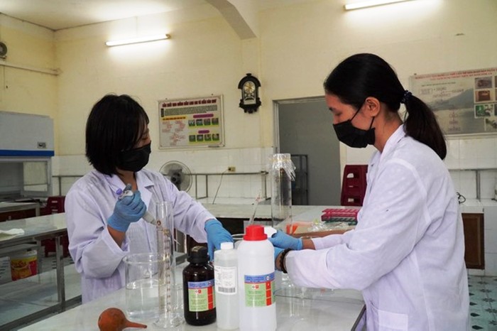 Những giảng viên khoa Hóa - Trường Đại học Bách khoa Đà Nẵng đã điều chế thành công nước sát khuẩn chống dịch Corona. Ảnh: AN