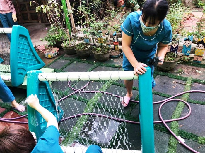 Giáo viên nhiều trường mầm non ở Đà Nẵng vẫn đến trường dọn dẹp, vệ sinh trong mùa dịch Covid-19 để sẵn sàng đón học sinh trở lại trường. Ảnh: AN