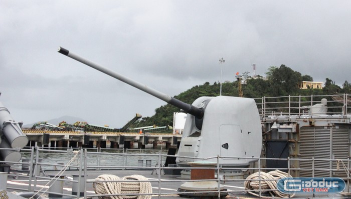 Cận cảnh hải pháo được lắp ở đuôi tàu.