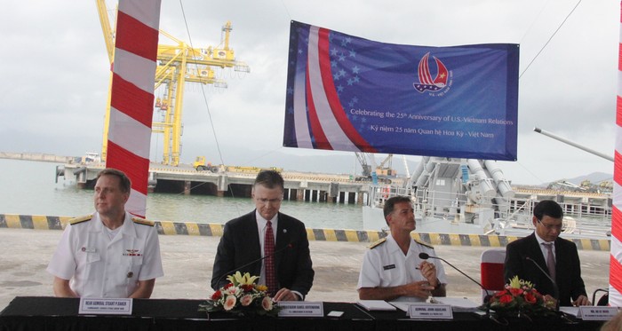 Hải quân Hoa Kỳ và lãnh đạo Ủy ban nhân dân thành phố Đà Nẵng tham gia lễ họp báo, trả lời các câu hỏi của phóng viên trong nước và quốc tế. Ảnh: TT