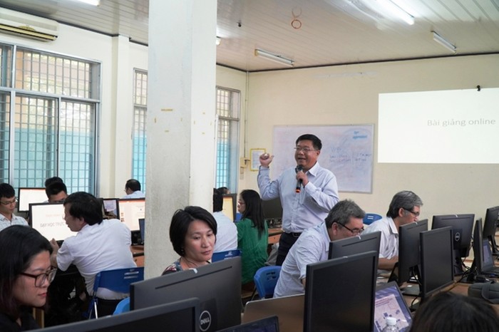Các giảng viên Trường Đại học Bách khoa Đà Nẵng tập huấn công tác giảng dạy online trong mùa dịch Covid-19. Ảnh: XT