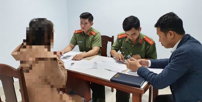 Lực lượng chức năng Đà Nẵng xử phạt một trường hợp đăng tải thông tin sai sự thật. Ảnh Cơ quan CA