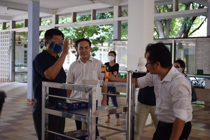 Lãnh đạo Đại học Đà Nẵng và Trường Đại học Bách khoa kiểm tra Robot vận chuyển. Ảnh: TT