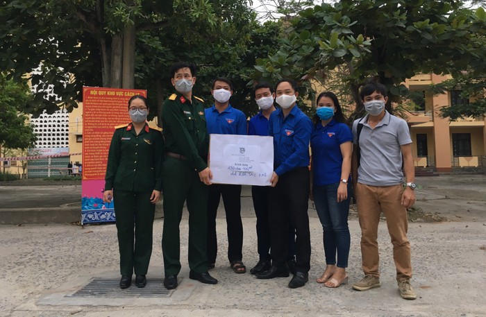 giảng viên Trường Đại học Quảng Bình tặng nước sát khuẩn cho các đơn vị quân đội chống dịch Covid-19. Ảnh: TĐS