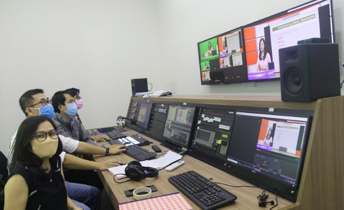 Hỗ trợ kỹ thuật tại studio thu bài giảng điện tử cho giảng viên Trường Đại học Ngoại ngữ - Đại học Đà Nẵng. Ảnh: CTV