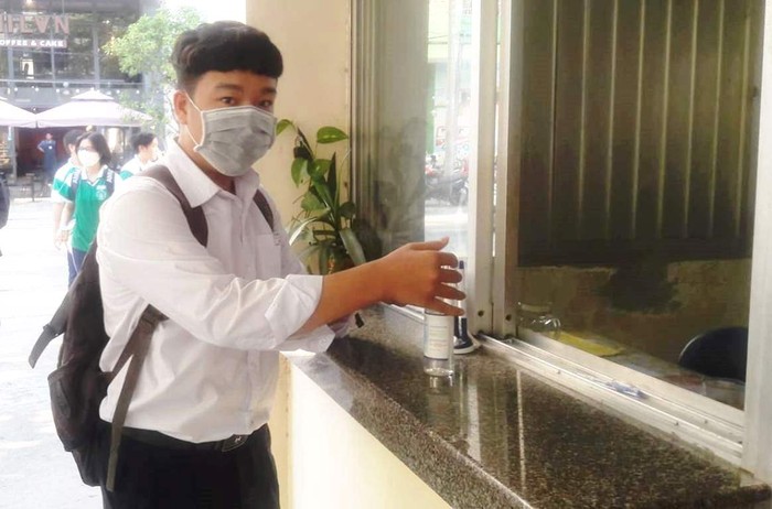 Học sinh Đà Nẵng đi học lại được vệ sinh, sát khuẩn tay trước khi vào lớp. Ảnh: TT