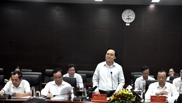 Bộ trưởng Phùng Xuân Nhạ làm việc với lãnh đạo thành phố Đà Nẵng để bàn cách gỡ vướng cho dự án làng Đại học Đà Nẵng. Ảnh: AN