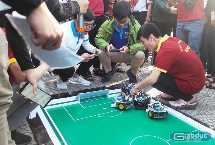 Các Robot tham gia đá bóng.