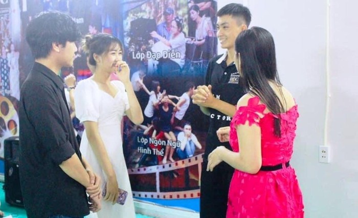 Cô giáo Nguyễn Thị Hoa (áo đỏ) đang trò chuyện với các học viên trong Câu lạc bộ điện ảnh Đà Nẵng. Đây là Câu lạc bộ do cô làm chủ nhiệm, được Sở Văn hóa Thể thao Đà Nẵng thành lập ngày 27/3/2020. Ảnh: AN