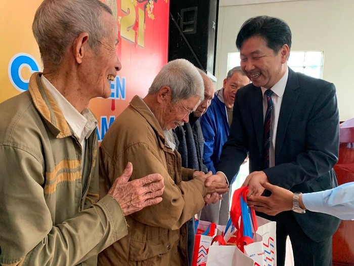 Ông Lê Văn Đường – Giám đốc Công ty Nhật Linh trao các phần quà cho các cụ cao niên, gia đình khó khăn để đón Tết. Ảnh: GH