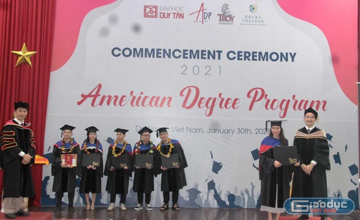 Trao bằng tốt nghiệp cho sinh viên học chương trình lấy bằng Đại học Troy và KeuKa (Mỹ) tại Việt Nam. Ảnh: AN