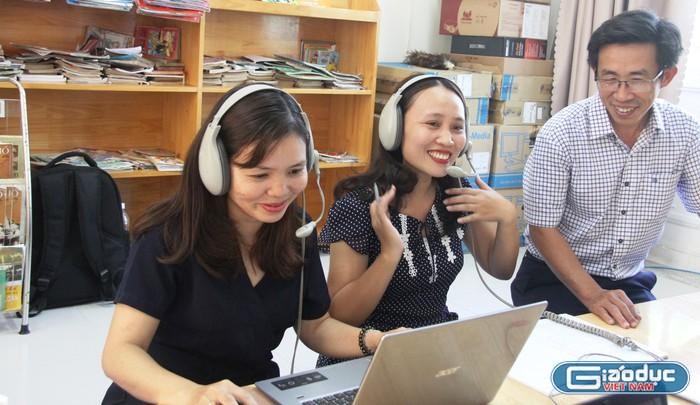 Thầy Nguyễn Thái Phong – Hiệu trưởng Trường tiểu học Võ Thị Sáu (bìa phải) cùng các giáo viên giảng dạy trực tuyến trong đợt dịch covid-19 vừa qua. Ảnh: AN