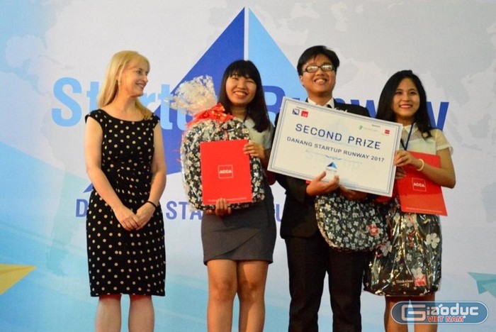 Lê Mỹ Linh (góc phải) nhận giải thưởng Đà Nẵng Startup Runway 2017. Ảnh: HP