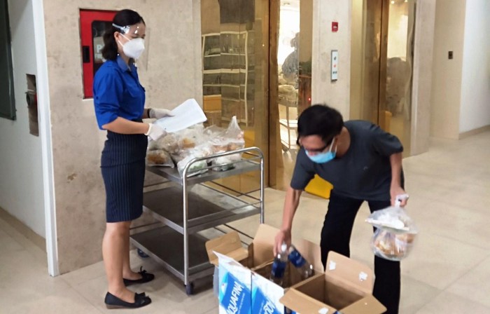 Cô giáo Vũ Thị Thảo xung phong làm tình nguyện viên trong khu cách ly bệnh nhân nghi nhiễm covid-19. Ảnh: NVCC