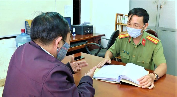 Cơ quan công an làm việc với đại diện văn phòng của Công ty cổ phần Việt TN tại Đắk Lắk. Ảnh: AV