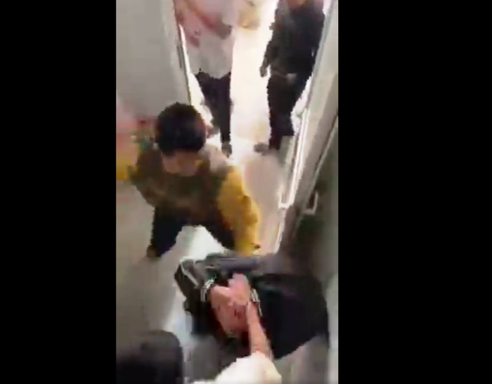 Một học sinh bị đánh hội đồng ngay tại nhà vệ sinh của trường. Ảnh cắt từ clip.