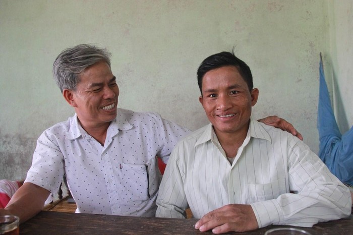 Thầy giáo Võ Đình Quý (trái) và con nuôi Hồ Văn Bằng. Ảnh: Anh Trúc