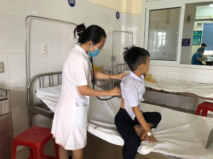 Hơn 30 học sinh Trường tiểu học Hòa Khương 1 phải nhập viện cấp cứu nghi do chơi đồ chơi slime mua trước cổng trường. Ảnh: HAN