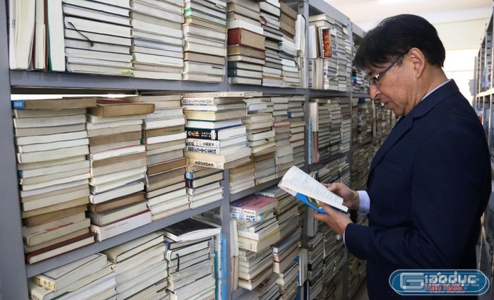 Giáo sư Mitsuo Omoteda đang tìm kiếm tài liệu trong thư viện của Trường Đại học Kinh tế Đà Nẵng. Ảnh: TH