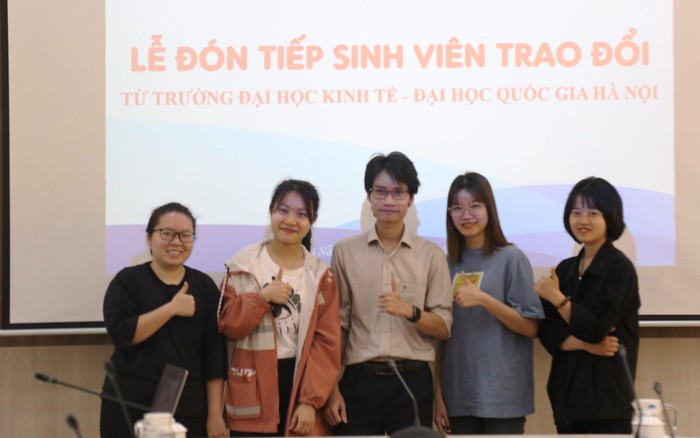 Tiến sĩ Lê Minh Hiếu (đứng giữa) trong một chương trình trao đổi sinh viên. Ảnh: TH