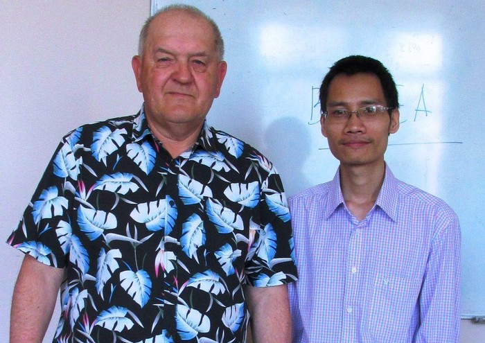 Tiến sĩ Lê Minh Hiếu và Giáo sư hướng dẫn tại Viện Toán học - Viện Hàn Lâm Khoa học Quốc gia Belarus. Ảnh: NVCC