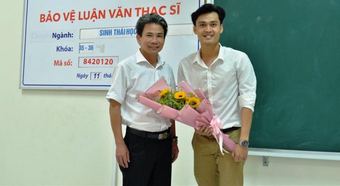 Phó Giáo sư Võ Văn Minh tặng hoa chúc mừng tân Thạc sĩ ngành Sinh thái học. Ảnh: AP