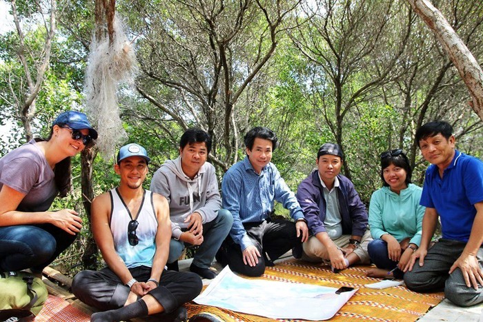 Phó Giáo sư Võ Văn Minh (thứ 4 từ trái sang) cùng các thực tập sinh trong chuyến thực tế. Ảnh: AP