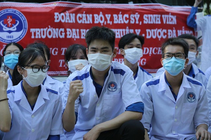 Đoàn giảng viên, sinh viên Trường Đại học Kỹ thuật Y Dược Đà Nẵng trước giờ lên đường chi viện Phú Yên chống dịch. Ảnh: AN