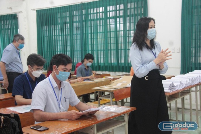 Cán bộ coi thi tại Hội đồng thi Trường trung học phổ thông Phan Châu Trinh đang rà soát lại các giấy tờ cần thiết.