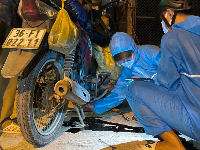 Đội SOS của Đại học Đông Á giúp người dân sửa chữa xe máy trên đường về quê tránh dịch. Ảnh: AN